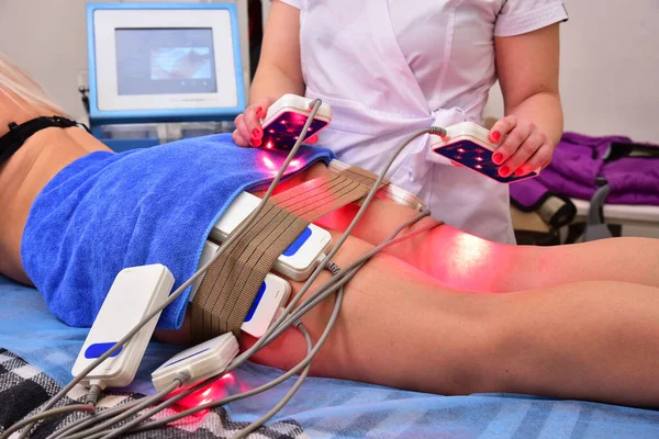 Lipo lazeri. Donanım kozmetolojisi. Vücut bakımı. Cerrahi olmayan vücut şekillendirme. Güzellik salonunda vücut şekillendirme tedavisi, anti-selülit ve anti-yağ terapisi.