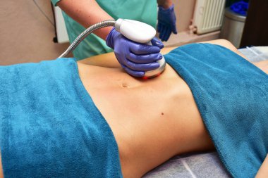  Süpürge masajı. Donanım kozmetolojisi. Vücut bakımı. Cerrahi olmayan vücut şekillendirme. Güzellik salonunda anti-selülit ve anti-yağ tedavisi.