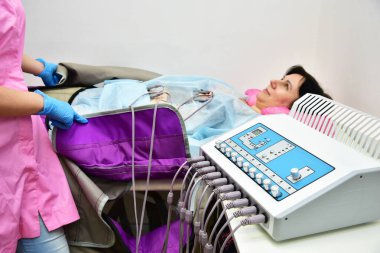 Basınç terapisi. Lenfatik drenaj masajı. Donanım kozmetolojisi. Vücut bakımı. Cerrahi olmayan vücut şekillendirme. Güzellik salonunda anti-selülit ve anti-yağ tedavisi.