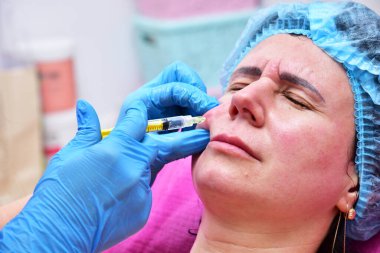 Güzellik uzmanı güzellik iğneleri yapar. Yaşlanma önleyici cilt bakımı, kırışıklık önleyici ve sarkık cilt. 