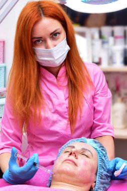 Güzellik uzmanı güzellik iğneleri yapar. Yaşlanma önleyici cilt bakımı, kırışıklık önleyici ve sarkık cilt. 