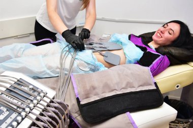 Benim uyarılmam. Donanım kozmetolojisi. Vücut bakımı. Cerrahi olmayan vücut şekillendirme. Güzellik salonunda anti-selülit ve yağ terapisi..