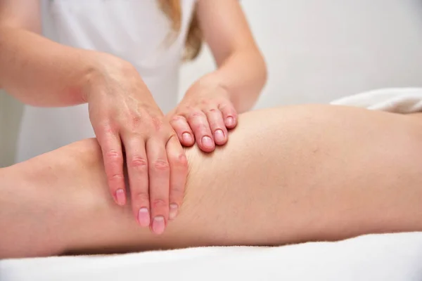 Cellulite Handmassage Körperpflege Nicht Chirurgische Körpermodellierung Cellulite Und Fett Therapie lizenzfreie Stockbilder