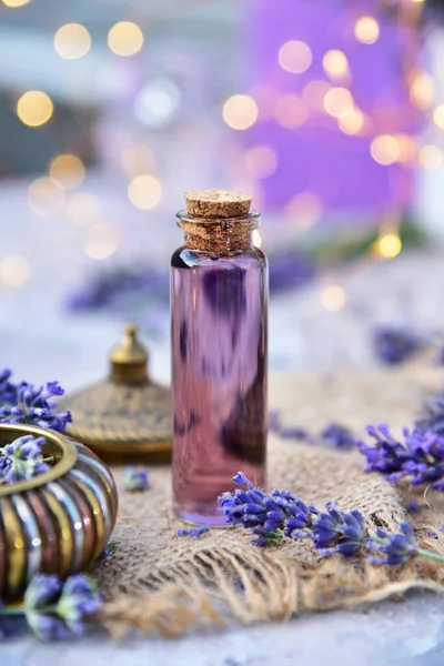 Lavendelöl Und Lavendelblüten Auf Bokeh Hintergrund — Stockfoto