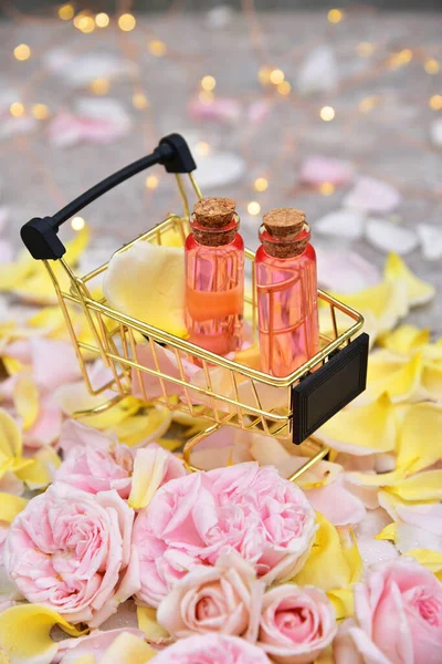 Egy Palack Rózsaolaj Háttérben Rózsa Virágok Bokeh — Stock Fotó