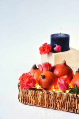 Açık gri arka planda sonbahar sakin bir hayattır. Estetik