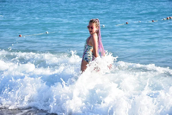 Весела Маленька Дівчинка Кольоровими Кісками Відпустці Тлі Блакитного Моря — стокове фото