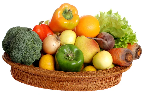 Cesta de legumes e frutas em fundo isolado — Fotografia de Stock