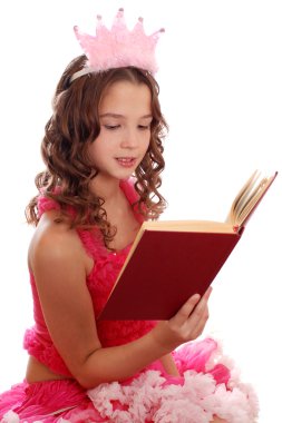 Yalıtılmış bir arka plan üzerinde Prenses gibi giyinmiş kız