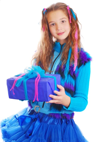 Удивлённая девушка с подарком на изолированном фоне — стоковое фото