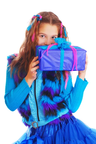 Удивлённая девушка с подарком на изолированном фоне — стоковое фото