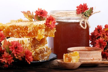 Petek ve bal bir ahşap yüzeye