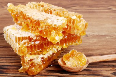 Bir ahşap yüzeye petek