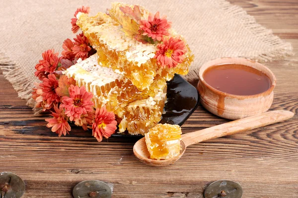 Favo e miele su una superficie di legno — Foto Stock