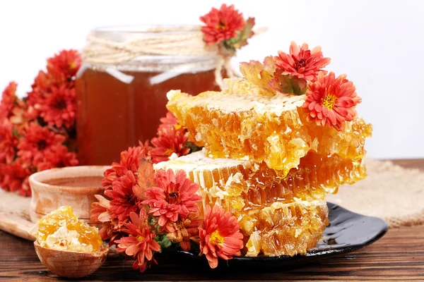 Favo e miele su una superficie di legno — Foto Stock