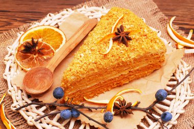 Ahşap arka plan üzerinde turuncu kek