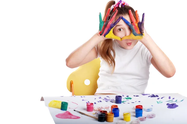 Retrato de una chica alegre mostrando sus manos pintadas en colores brillantes — Foto de Stock