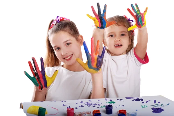 Retrato de dos niñas alegres muestran sus manos pintadas en colores brillantes — Foto de Stock
