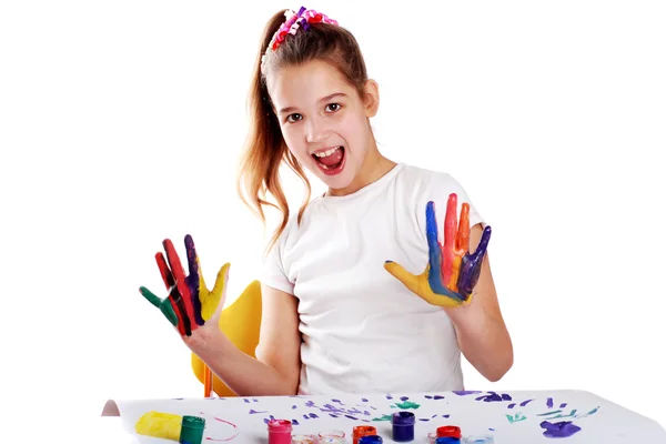 Portrait d'une fille joyeuse montrant ses mains peintes dans des couleurs vives — Photo