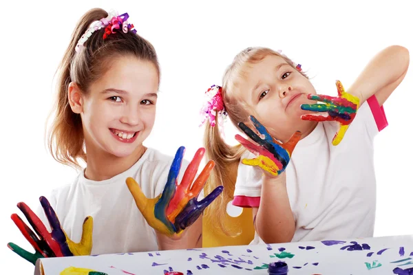 Retrato de dos niñas alegres muestran sus manos pintadas en colores brillantes — Foto de Stock