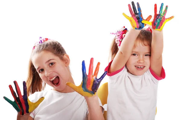 Retrato de dos niñas alegres muestran sus manos pintadas en colores brillantes — Foto de Stock