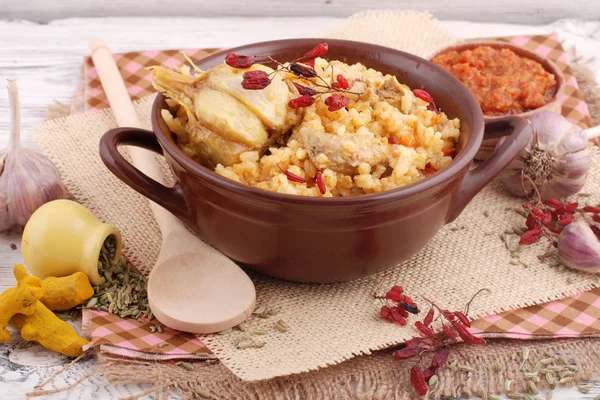 Pilaf. Arroz con carne y verduras — Foto de Stock