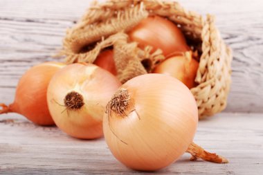 Bir ahşap yüzeyde soğan ile kompozisyon