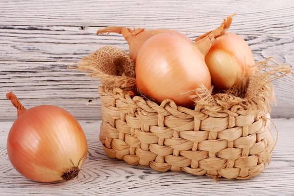 Komposition mit Zwiebeln auf einer Holzoberfläche — Stockfoto