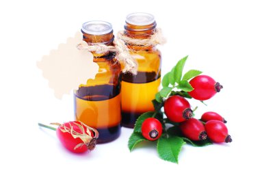 Beyaz arka plan üzerinde izole Kuşburnu yağı ile şişe