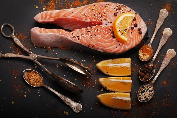 Verse zalm en specerijen — Stockfoto