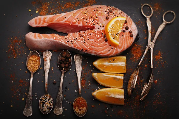 Свежий лосось и специи — стоковое фото