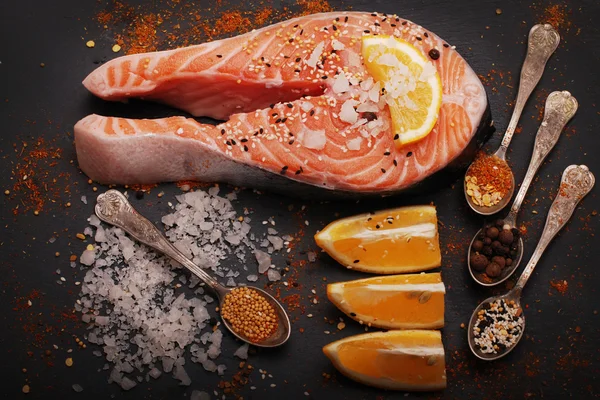 Frischer Lachs und Gewürze — Stockfoto