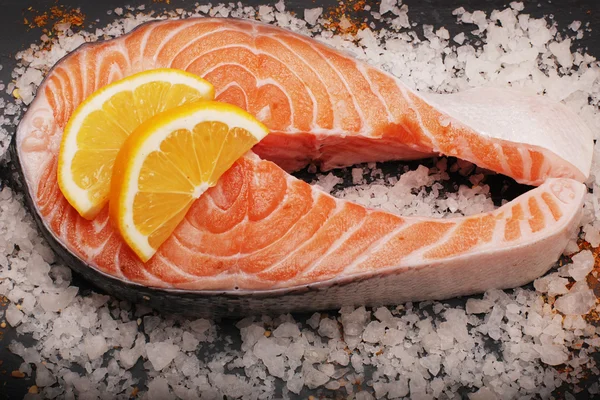 Verse zalm en specerijen — Stockfoto