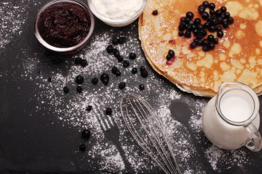 Yaban mersini ile krep. Rus Shrovetide.