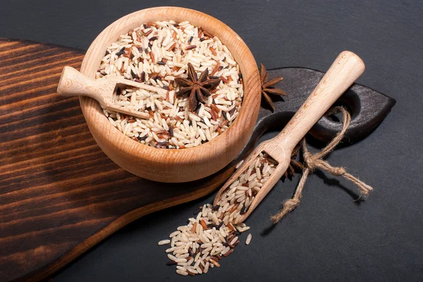 Different types of rice and spices — Stock Photo, Image