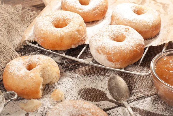 Zelfgemaakte donuts op een houten tafel — Stockfoto
