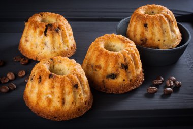 Karanlık bir arka plan üzerinde kahve kek