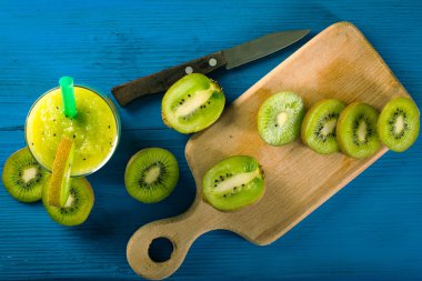 Kivi parlak mavi zemin üzerine Yeşil Smoothies