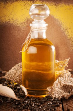 Bir ahşap yüzeyde ayçiçek yağı ile şişe