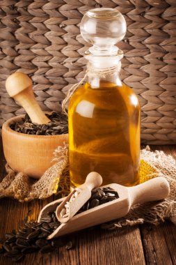 Bir ahşap yüzeyde ayçiçek yağı ile şişe