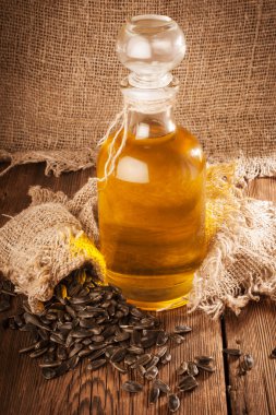 Bir ahşap yüzeyde ayçiçek yağı ile şişe