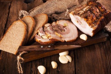 Baharat ile pişmiş domuz çivi. Rustik tarzı.