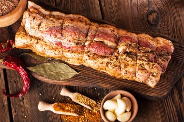 Domuz knuckle ahşap arka plan üzerinde. Hazırlık