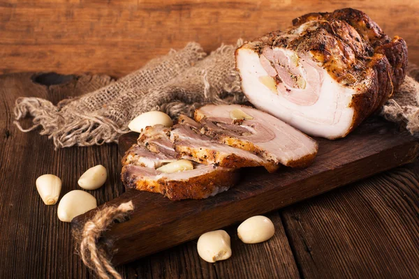 Carne de porc coaptă cu condimente. Stilul rustic . — Fotografie, imagine de stoc