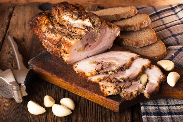 Gebackene Schweinshaxe mit Gewürzen. rustikaler Stil. — Stockfoto