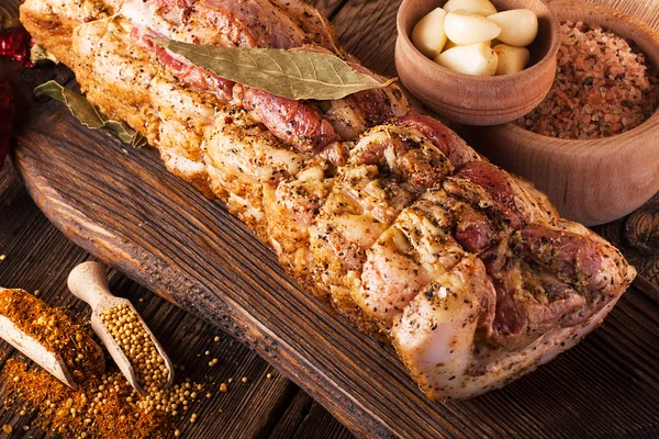 Pork knuckle on a wooden background. Preparation — Stock Photo, Image