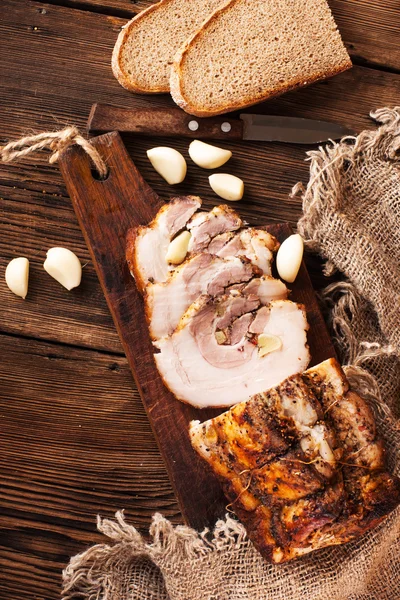 향신료와 함께 구운된 돼지고기 정강 이입니다. 소박한 스타일. — 스톡 사진