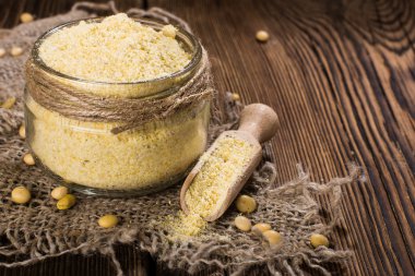 Soya unu ahşap arka plan üzerinde. rustik tarzı