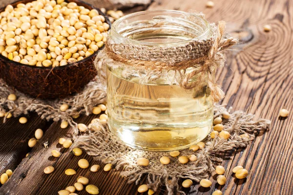 Ahşap arka planda soya fasulyesi yağı. rustik biçim