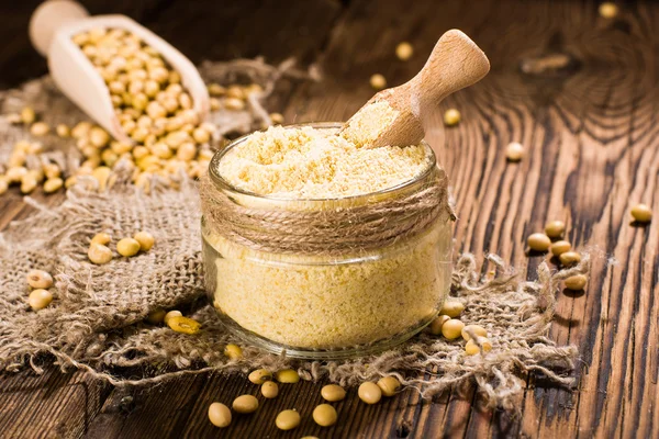 Soya unu ahşap arka plan üzerinde. rustik tarzı
